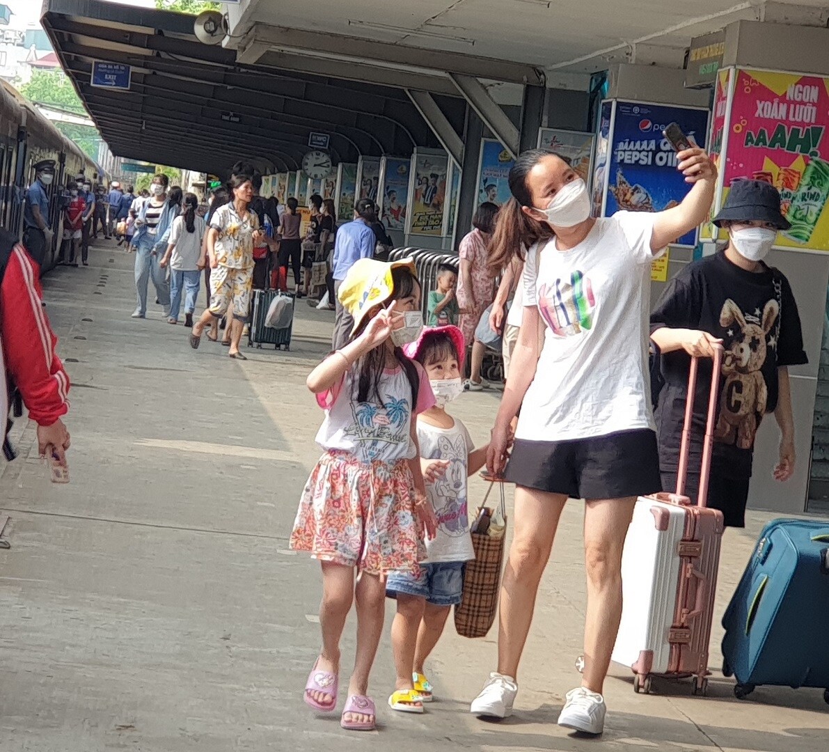 Các em bé theo mẹ đi tàu cũng thích thú chụp ảnh "selfie"