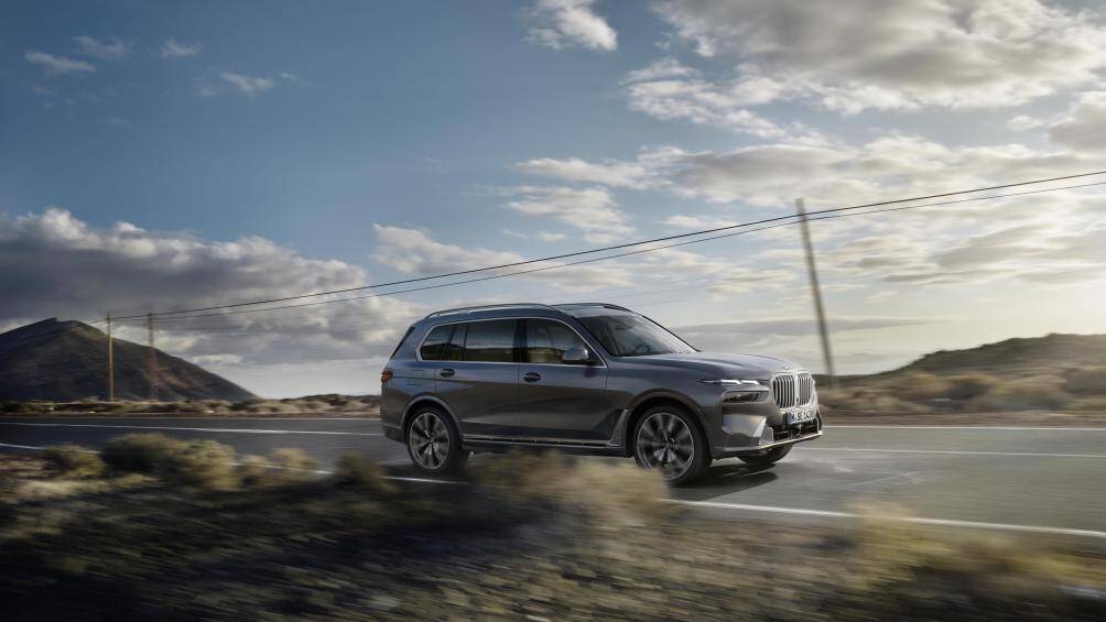 Các đặc điểm thiết kế dành riêng cho phiên bản M Sport bao gồm gói ngoại thất M Sport, bánh xe hợp kim 21 inch kiểu 754 M Bicolour, vô lăng thể thao M và logo M Sport ở thân xe