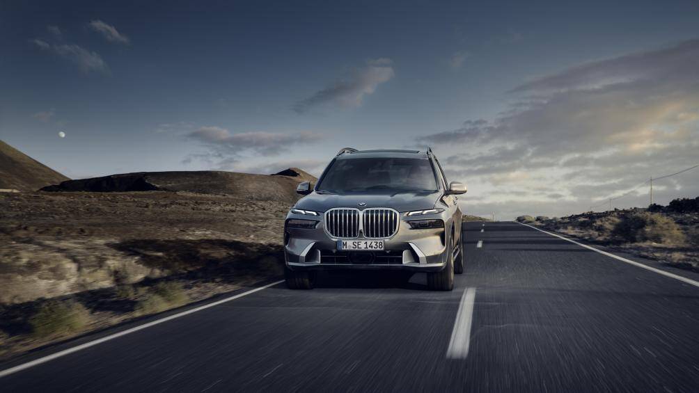Lưới tản nhiệt phát sáng “Iconic Glow” cũng là tính năng tiêu chuẩn trên cả 2 phiên bản BMW X7 mới