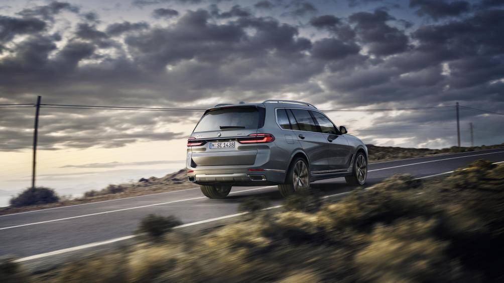 Cả 2 phiên bản X7 xDrive40i dùng chung động cơ I6 3.0L với công nghệ lai điện nhẹ (Mild-Hybrid). Công suất động cơ là 381 mã lực, cao hơn trước 41 mã lực đi kèm hộp số tự động 8 cấp và hệ dẫn động bốn bánh