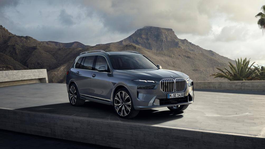 Thay đổi lớn nhất của X7 nằm ở phần đầu xe với những tinh chỉnh mới dựa trên các chi tiết truyền thống của BMW như đèn pha đôi và lưới tản nhiệt quả thận nay được cách tân độc đáo và ấn tượng hơn hẳn so với phiên bản trước