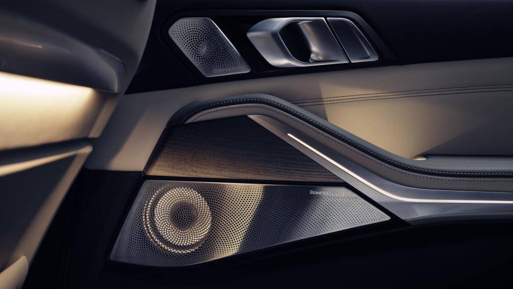 Ngoài ra, hệ thống giải trí của X7 xDrive40i Pure Excellence mới còn sở hữu dàn loa Bowers & Wilkins 20 loa cho công suất 1475 Watt, âm-li 10 kênh