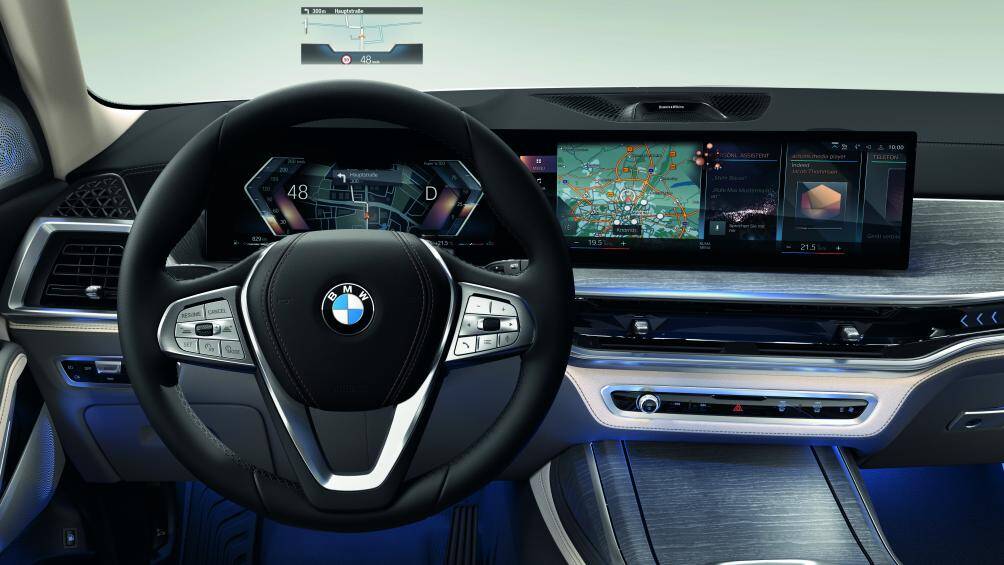 Nổi bật nhất trong khoang nội thất của BMW X7 mới là hệ thống giải trí BMW Live Cockpit Professional với màn hình trung tâm 14,9 inch cùng bảng đồng hồ 12,3 inch tích hợp trên 1 màn hình cong ôm trọn lấy khoang lái
