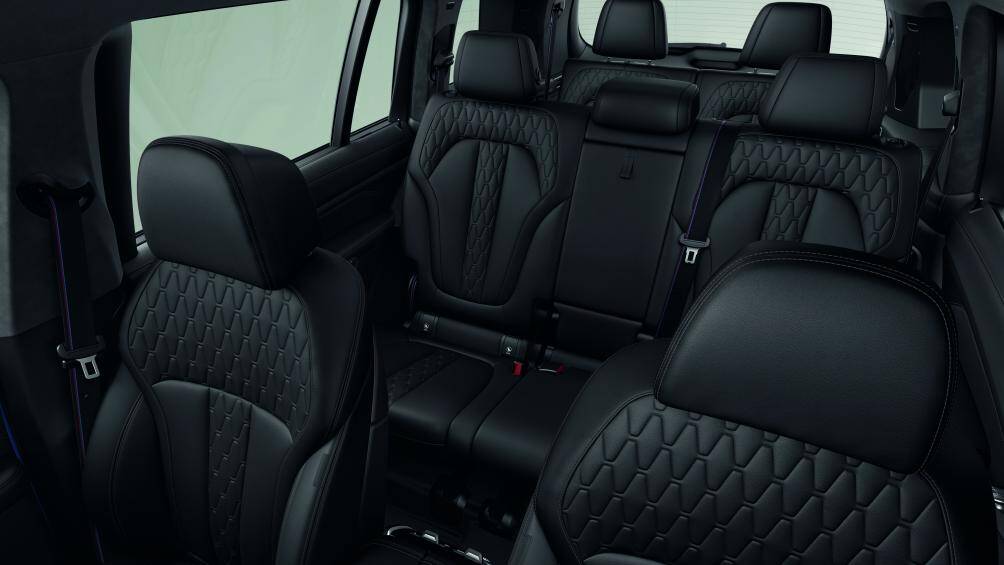 Không gian khoang nội thất của BMW X7 mới được cải tiến với hàng loạt trang bị ấn tượng. Hệ thống thông gió và sưởi ấm được trang bị sẵn cho ghế lái và ghế hành khách phía trước. Tất cả các ghế ngồi trên BMW X7 mới đều được bọc da Merino cao cấp, hàng ghế thứ nhất và thứ hai có thể chỉnh điện đa hướng