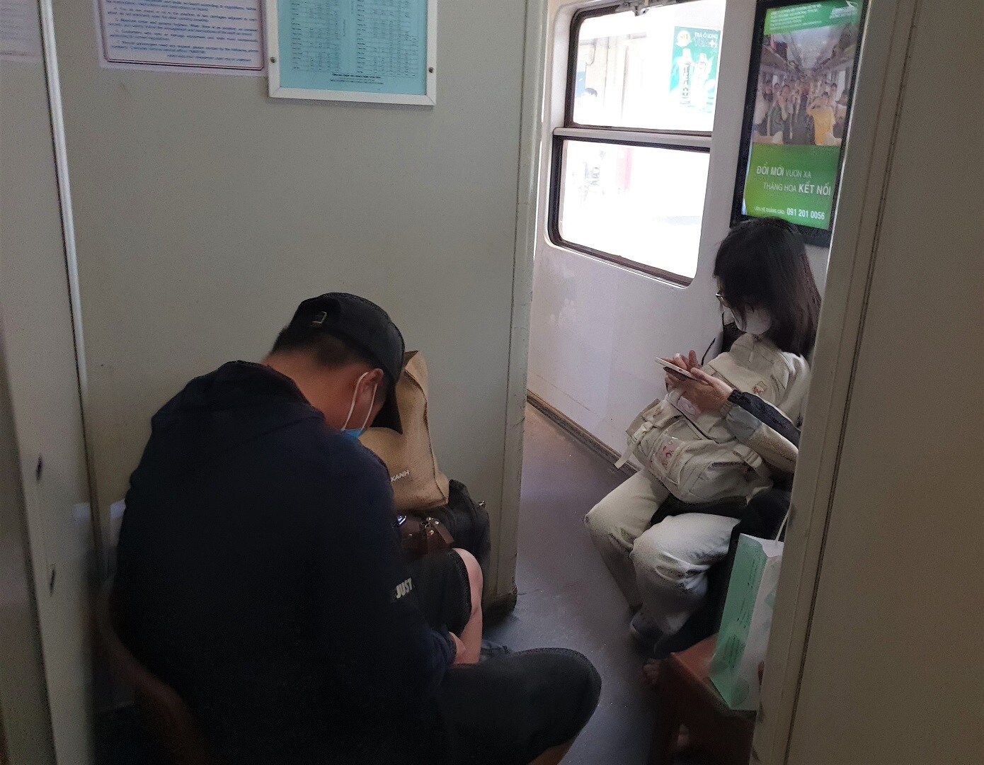 Nhiều hành khách không mua được vé chỗ chính thức, chấp nhận mua vé ghế phụ, ngồi khu vực đầu toa xe