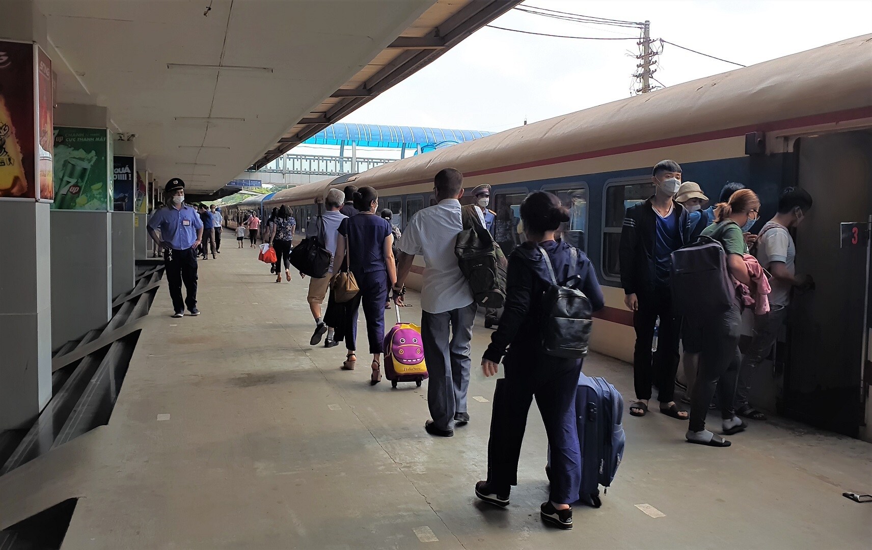 Chuyến tàu SE5 xuất phát lúc 15h30 tuy đông khách nhưng ke ga thông thoáng. Thường xuyên có lực lượng đảm bảo an ninh, trật tự trên ke ga