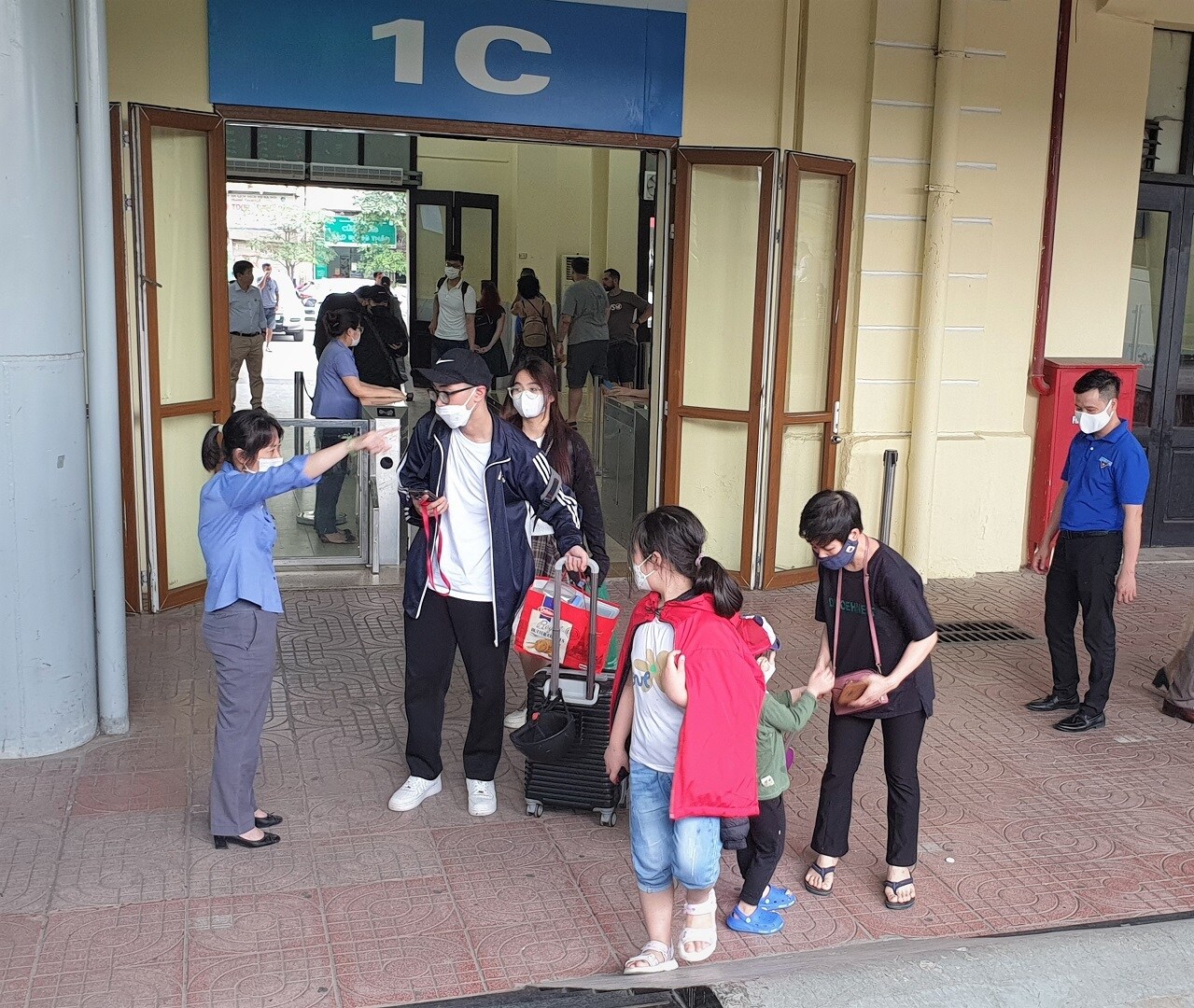 Đường sắt bố trí nhân viên, đoàn viên thanh niên tại cửa ra ga để chỉ dẫn, hỗ trợ hành khách