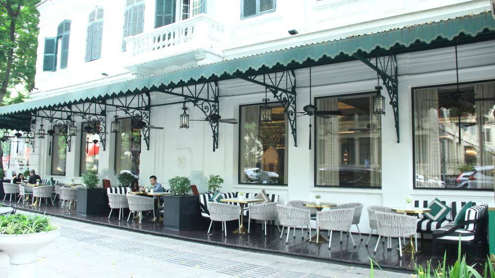 Tới nay, quận Hoàn Kiếm vẫn là địa phương duy nhất được UBND TP Hà Nội chấp thuận cho thí điểm sử dụng một số đoạn vỉa hè để cho thuê. Đây đều là những vỉa hè có chiều rộng trên 5 mét, sau khi chừa lại 1,5 mét cho người đi bộ, sẽ được thí điểm để cho thuê với giá 45.000 đồng/m2/tháng.