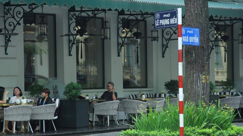 Theo ghi nhận của PV Báo Giao thông, vỉa hè tại số 15 Ngô Quyền, nằm sát với khách sạn Métropole Hà Nội được sử dụng vào mục đích kinh doanh cafe, ăn uống.