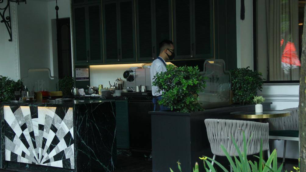 Khu vực pha chế cũng được đặt ngay ở bên ngoài, cạnh khu vực bày bàn ghế cho du khách ngồi.