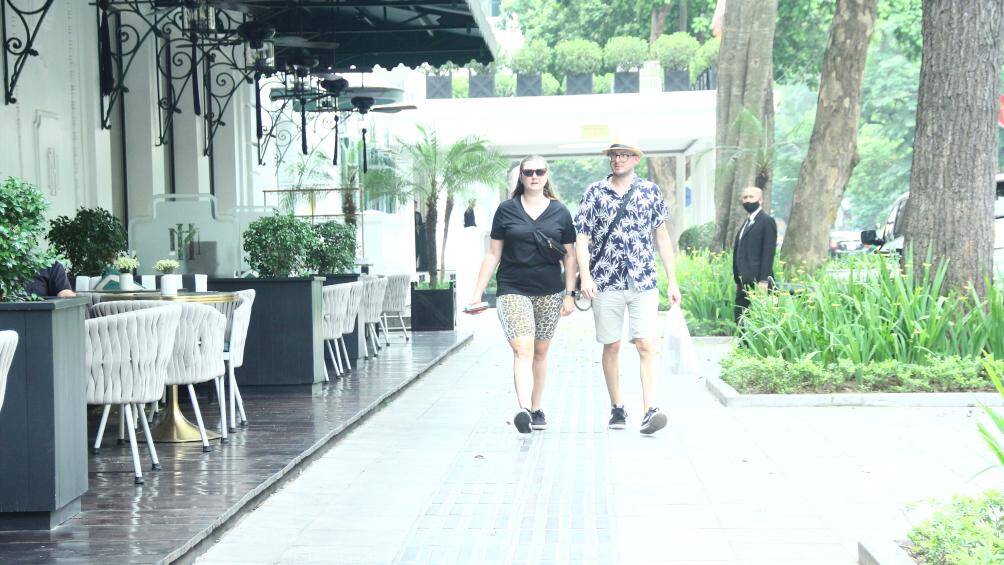 Đoạn vỉa hè này được khách sạn bày ghế rộng khoảng 2m, dài 50m. Do vỉa hè rộng nên diện tích dành cho người đi bộ vẫn rất thoải mái.