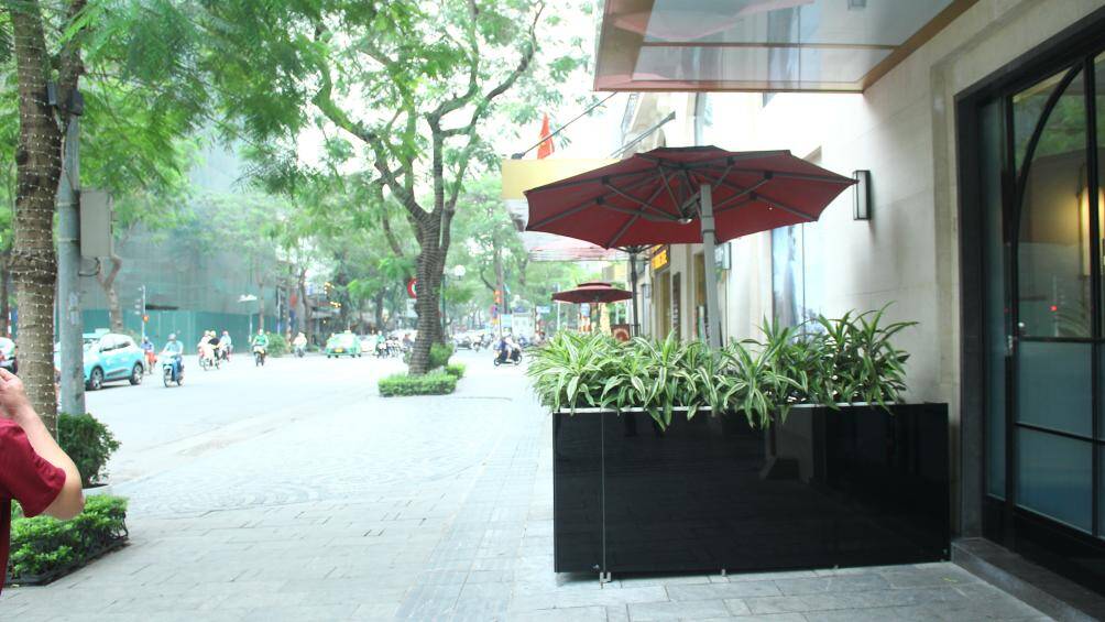 Các đoạn vỉa hè cho thuê đều nằm ở vị trí đắc địa, sát khuôn viên nhà hàng, khách sạn lớn, được cấp phép 6 tháng/lần.