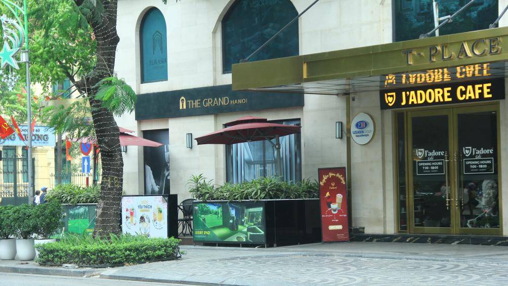 Tại vỉa hè số 30A Lý Thường Kiệt, khu vực ngồi uống cafe, ăn uống được làm vách ngăn với những người đi bộ bằng những tấm bảng và bồn trồng cây.