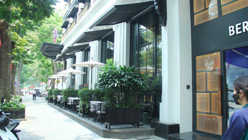 Vỉa hè cho thuê được các đơn vị sử dụng sắp xếp, dọn dẹp sạch đẹp, gọn gàng.