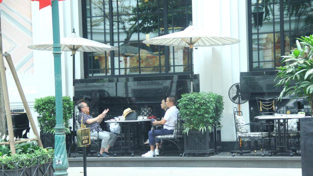 Du khách thưởng thức cafe, ăn uống có thể cảm nhận được không khí tấp nập của phố phường Hà Nội.