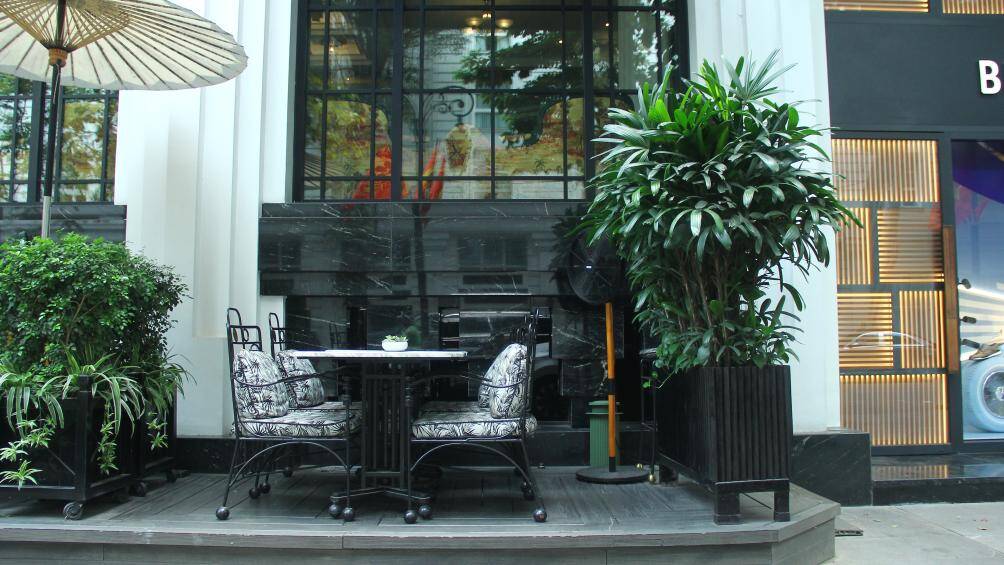 Với thiết kế mang phong cách sang trọng, các bàn được ngăn cách bằng những bồn cây tạo sự thoải mái, thu hút du khách.