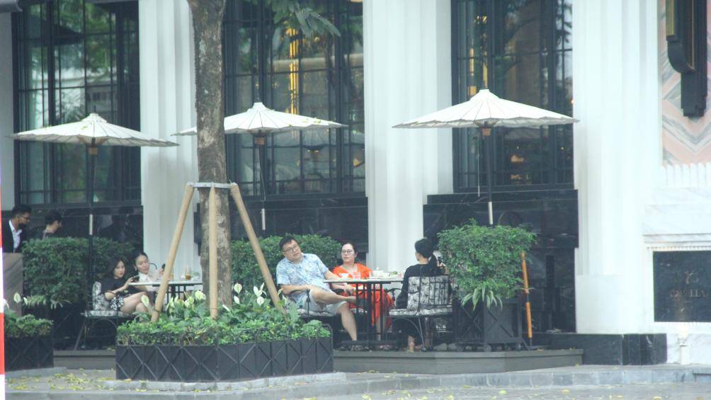 Ghi nhận của PV, đa số khách hàng tại những địa điểm kinh doanh trên vỉa hè đều là du khách nước ngoài.