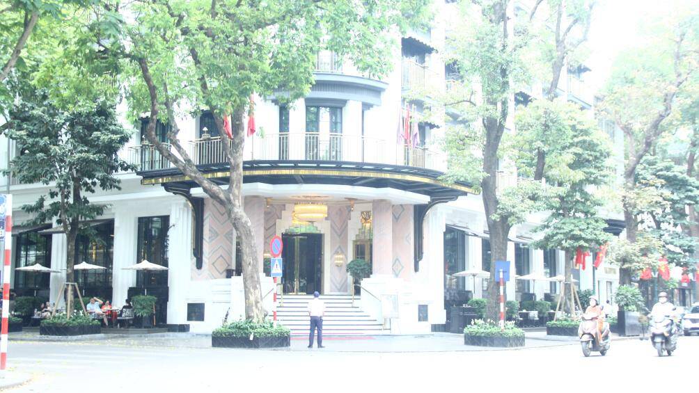 Tại số 11 Lê Phụng Hiểu, những bàn ghế phục vụ việc kinh doanh cafe, ăn uống được xếp xung quanh vỉa hè của khách sạn.