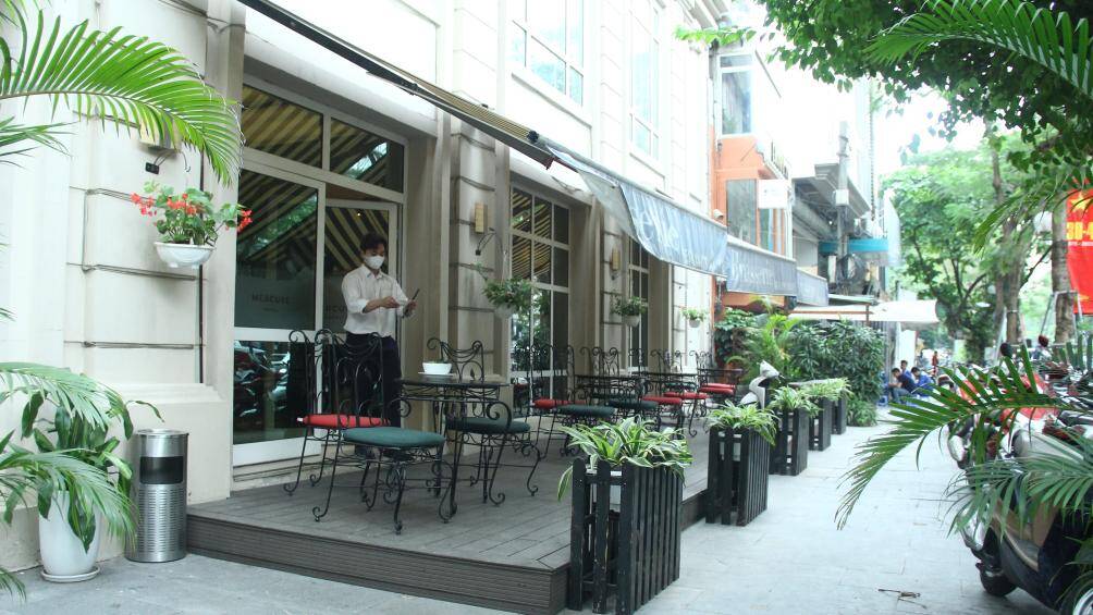 Hàng chục năm qua, Hà Nội đã nhiều phát động chiến dịch giành lại vỉa hè, nhưng chưa lần nào thành công. Nhiều chuyên gia cho rằng, có thể nghiên cứu, xem xét mở rộng việc thí điểm cho thuê vỉa hè để vừa đáp ứng được nhu cầu của người dân, vừa tăng nguồn thu cho ngân sách.