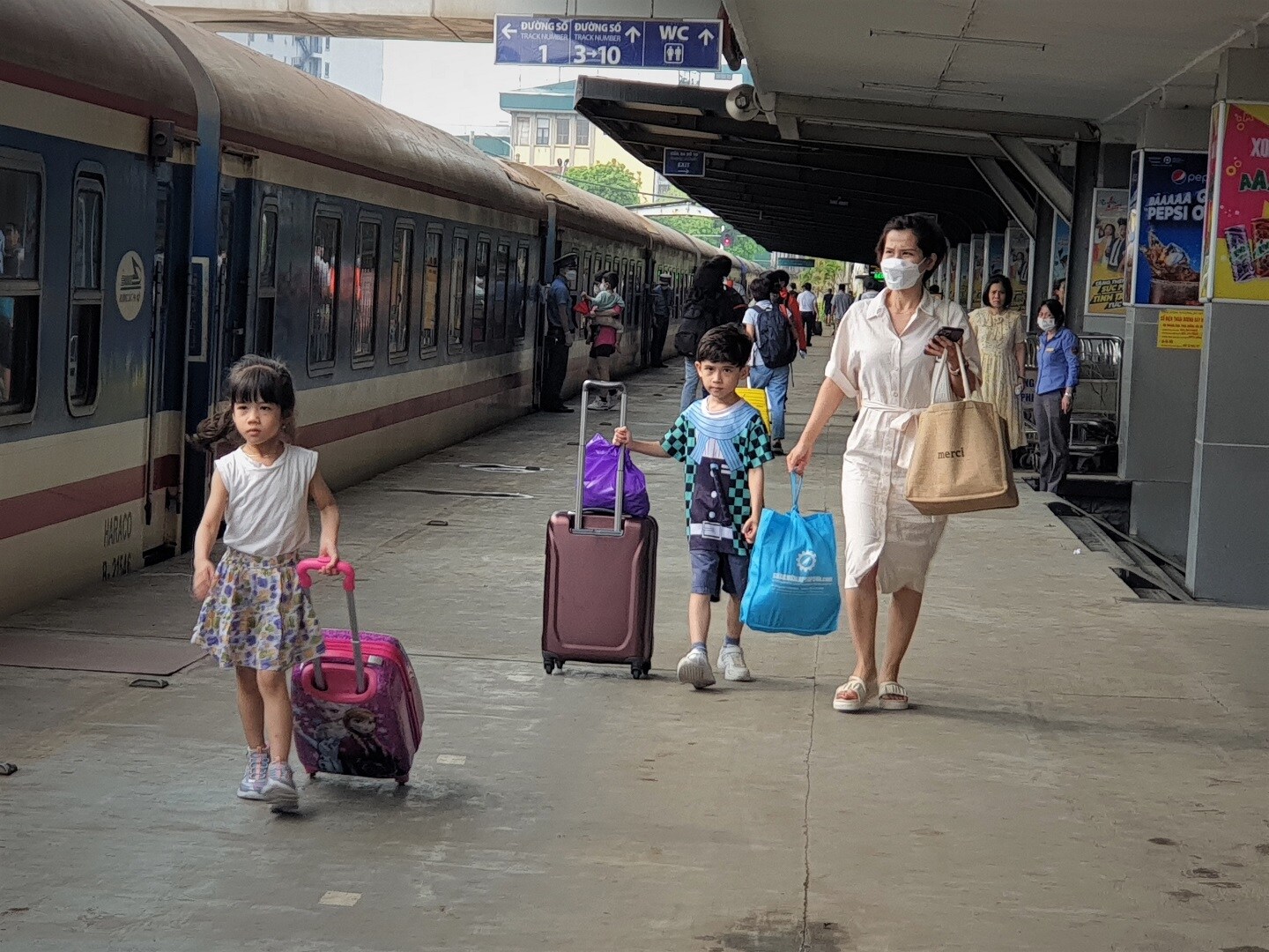 Hành khách nhí háo hức được đi chơi cùng gia đình