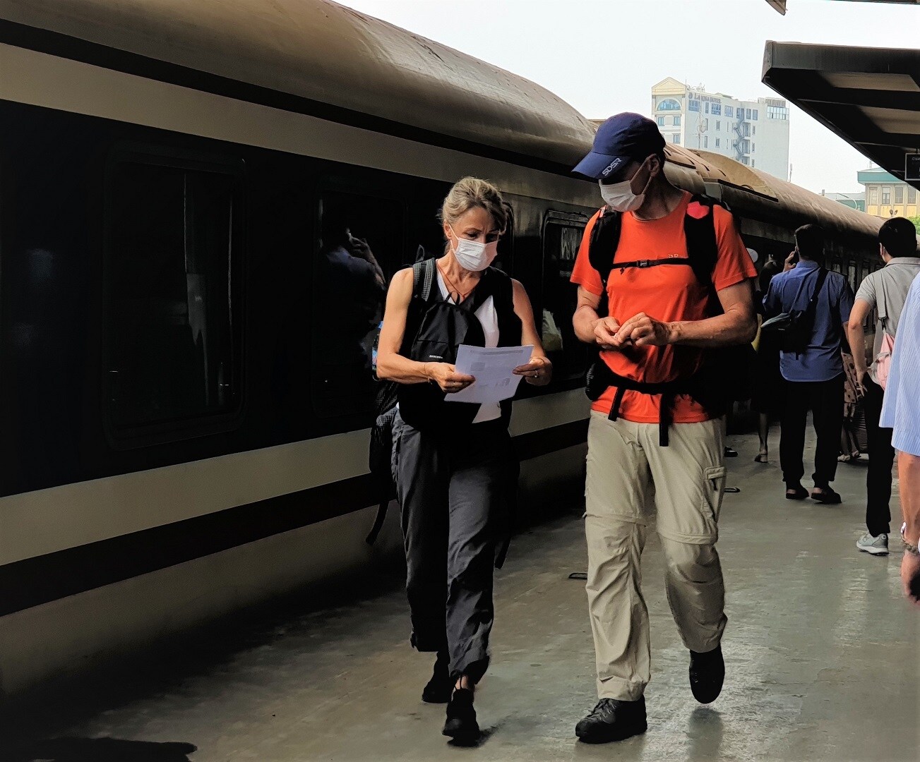 Đông khách nước ngoài đi du lịch bằng tàu hỏa trong dịp này