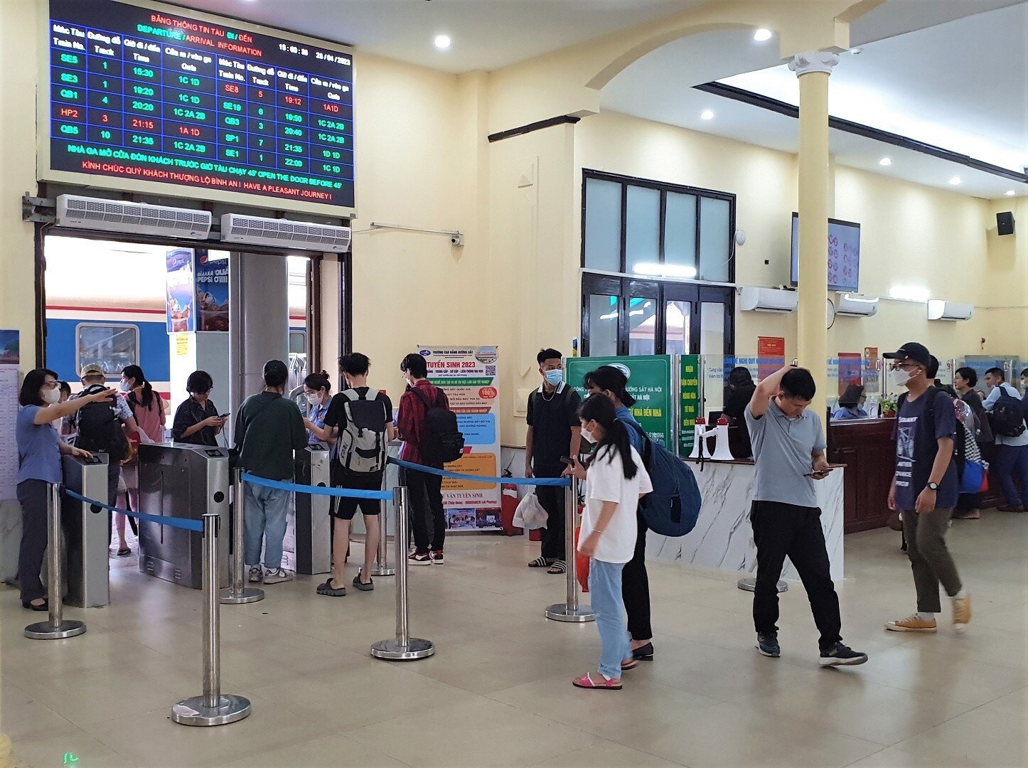 Ghi nhận của PV Báo Giao thông tại ga Hà Nội chiều nay (28/4), người dân bắt đầu đổ về ga đi tàu về các tỉnh thăm thân, du lịch. Mặc dù ngày mai (29/4) mới bắt đầu kì nghỉ lễ Giỗ tổ Hùng Vương, 30/4 và 1/5, nhưng từ chiều nay các chuyến tàu đã đông kín khách. (Ảnh: Hành khách xếp hàng chờ vào ga)