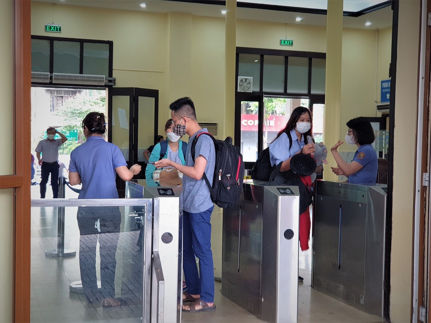 Tổng công ty Đường sắt VN cho biết, để phục vụ hành khách đi lại bằng tàu hỏa tăng cao dịp này, ngoài duy trì chạy hàng ngày các đôi tàu khách trên các tuyến, đường sắt tổ chức chạy tăng cường 52 đoàn tàu. Riêng ngày hôm nay có 16 chuyến tàu xuất phát ga Hà Nội đi các tỉnh tuyến phía Nam, ngoài ra còn có các tàu Hà Nội - Hải Phòng, Hà Nội - Lào Cai. Tuy nhiên, các chuyến tàu chủ yếu chạy vào tối nay, với 15 chuyến tàu. (Ảnh: Mặc dù đông khách nhưng do nhà ga mở cửa sớm đón khách nên không bị ùn ứ tại cửa soát vé trước khi vào ga)