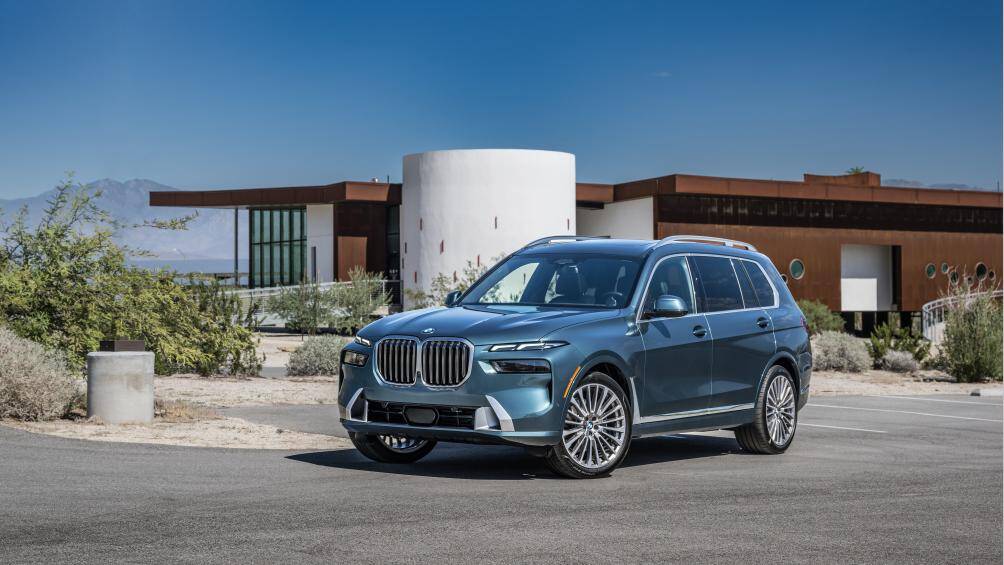 Tổng quan thân xe vẫn giữ được nét cơ bắp và sang trọng của thế hệ trước