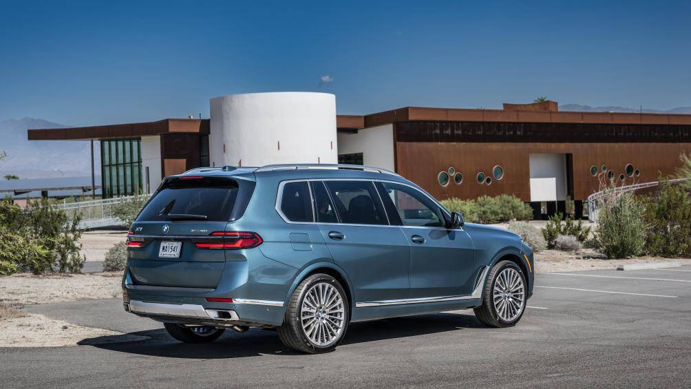 Ở bản X7 xDrive40i Pure Excellence sở hữu bánh xe hợp kim 22 inch cùng màu sắc ngoại thất mới Sparkling Copper Grey