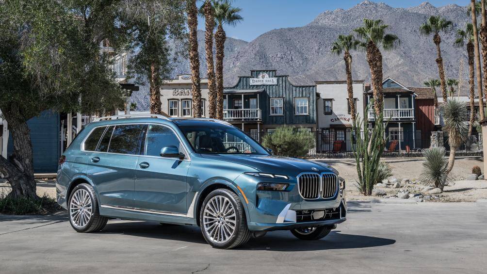 Thaco đã chính thức giới thiệu BMW X7 phiên bản nâng cấp 2023 tại thị trường Việt Nam với 2 phiên bản M Sport và Pure Excellence, có giá bán lần lượt 6,299 tỷ đồng và 7,399 tỷ đồng