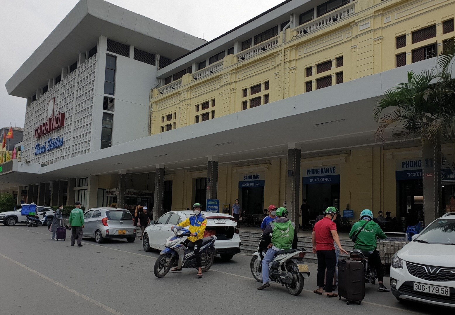 Mặc dù tàu sắp chạy nhưng vẫn còn nhiều hành khách về ga