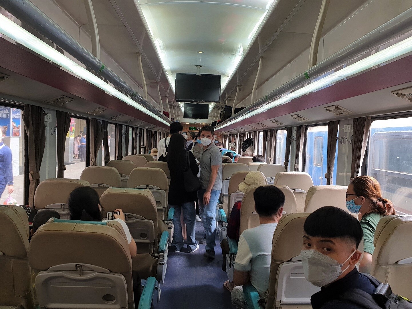 Đại diện Trạm vận tải đường sắt Hà Nội cho biết, các chuyến tàu xuất phát chiều đến tối nay đi tất cả các điểm đến đều hết sạch vé, kể cả ghế phụ. Chuyến tàu SE5 xuất phát chiều nay đông kín khách với gần 500 chỗ.