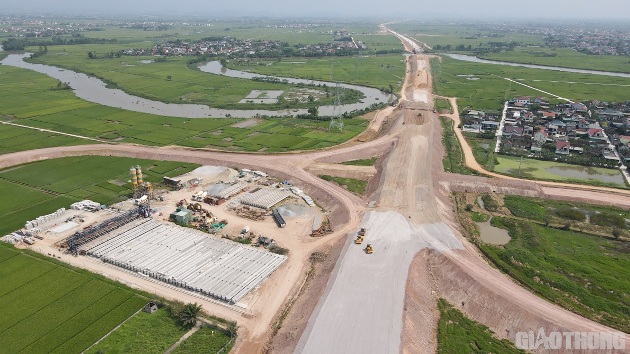 Trên công trường, các nhà thầu đã huy động 8 trạm trộn BTN, 12 trạm trộn CTB và 285 thiết bị thi công chính (122 lu, 85 xúc, 41 ủi, 19 san, 18 rải…)