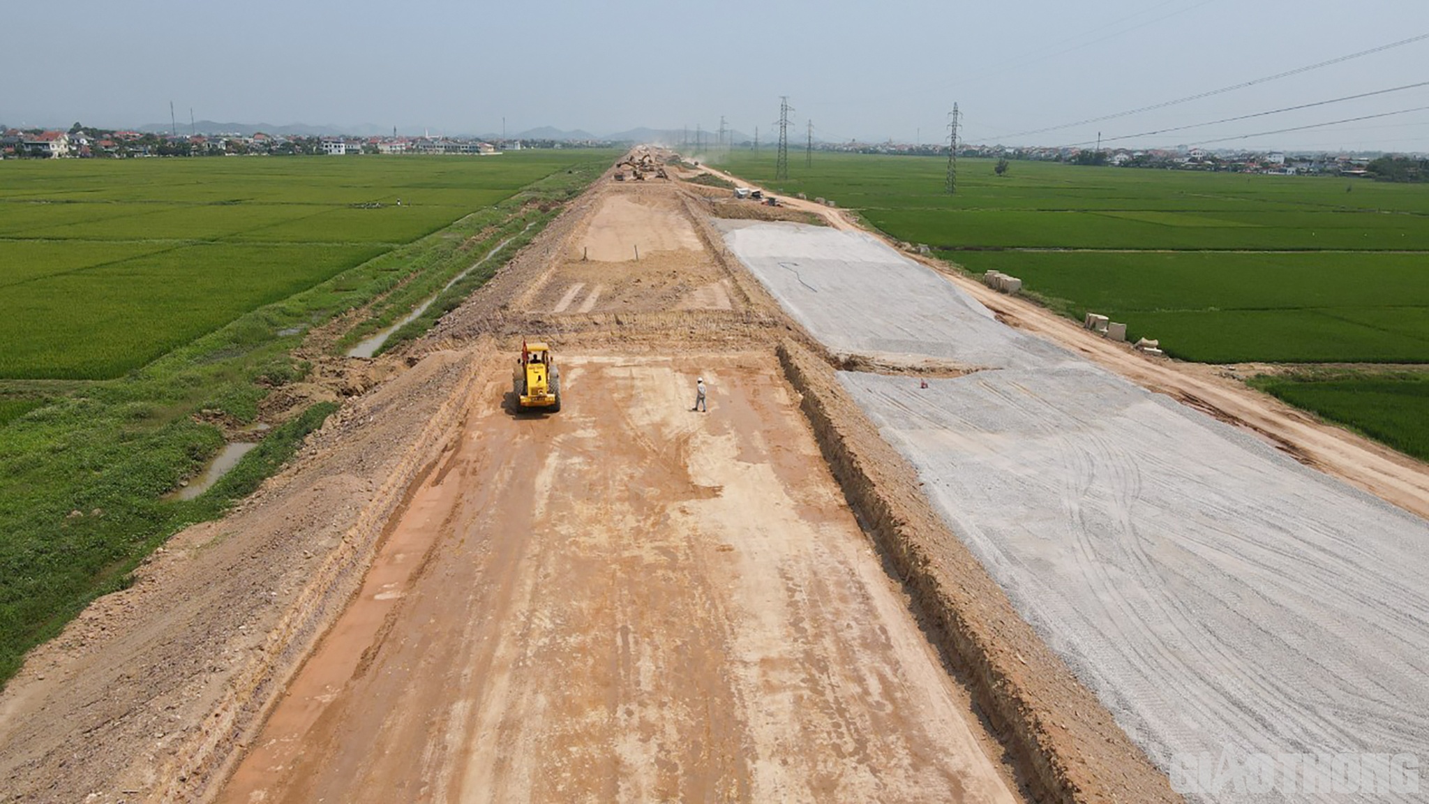Dịp nghỉ Lễ Giỗ Tổ Hùng Vương và Lễ 30/4-1/5, 100% cán bộ, kỹ sư của Công ty Trường Sơn sẽ bám công trường, thi công xuyên lễ. Để kịp thời động viên công nhân, người lao động, tiền công của công nhân sẽ được tăng gấp đôi, tiền chế độ ăn và sinh hoạt được tăng lên 500 ngàn đồng/ngày/1 người.