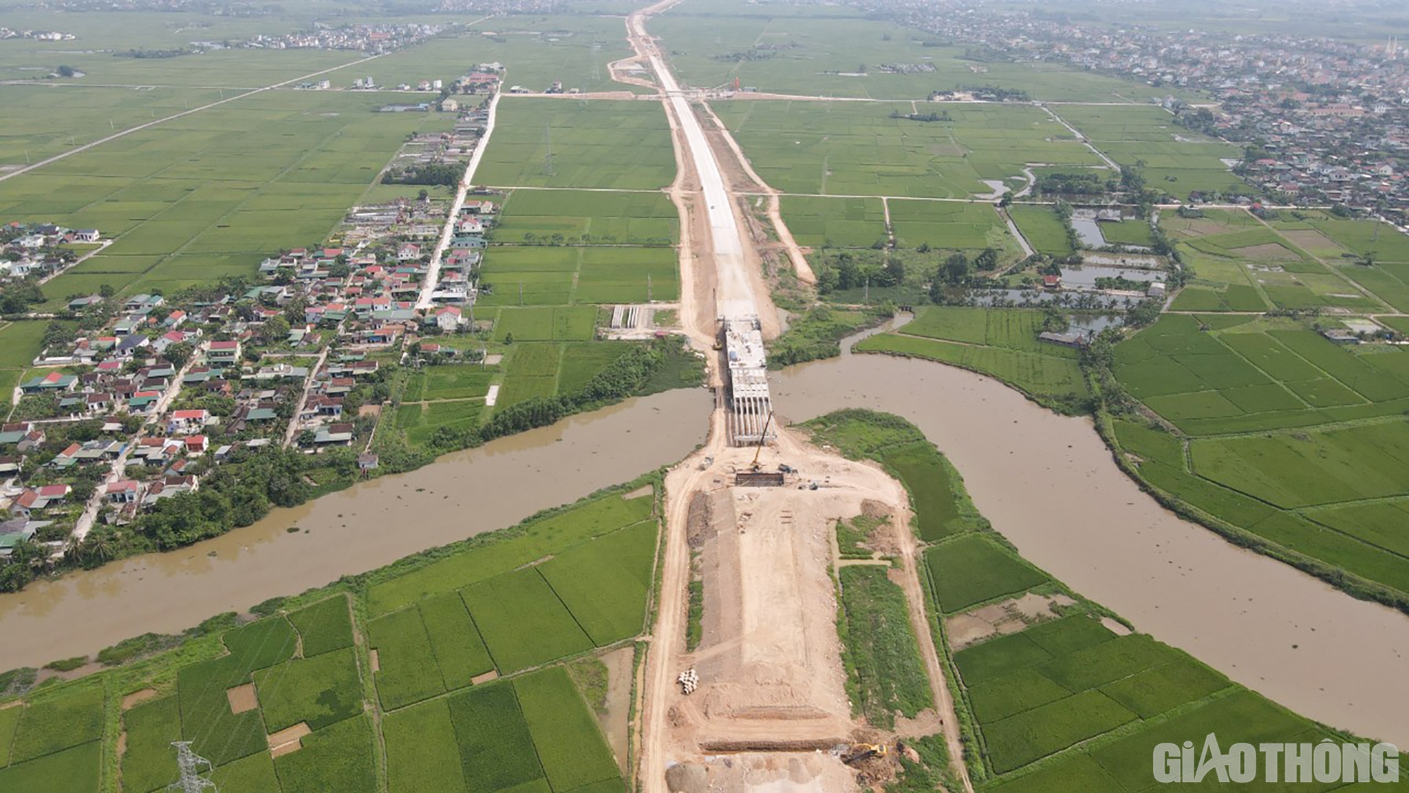 Ông Nguyễn Đình Lưu, Tổ trưởng Tổ Chỉ đạo, Tập đoàn Cienco 4 cũng cho biết: Thực hiện chỉ đạo của Bộ GTVT, Ban QLDA 6 cũng như ngay từ đầu xác định đây là công trình trọng điểm quốc gia nên Tập đoàn đã tuyên truyền, động viên cán bộ, kỹ sư, công nhân người lao động bám công trường thi công, kể cả lễ Tết. Dịp Lễ Giỗ tổ Hùng Vương và Lễ 30/4-1/5 cũng không ngoại lệ.