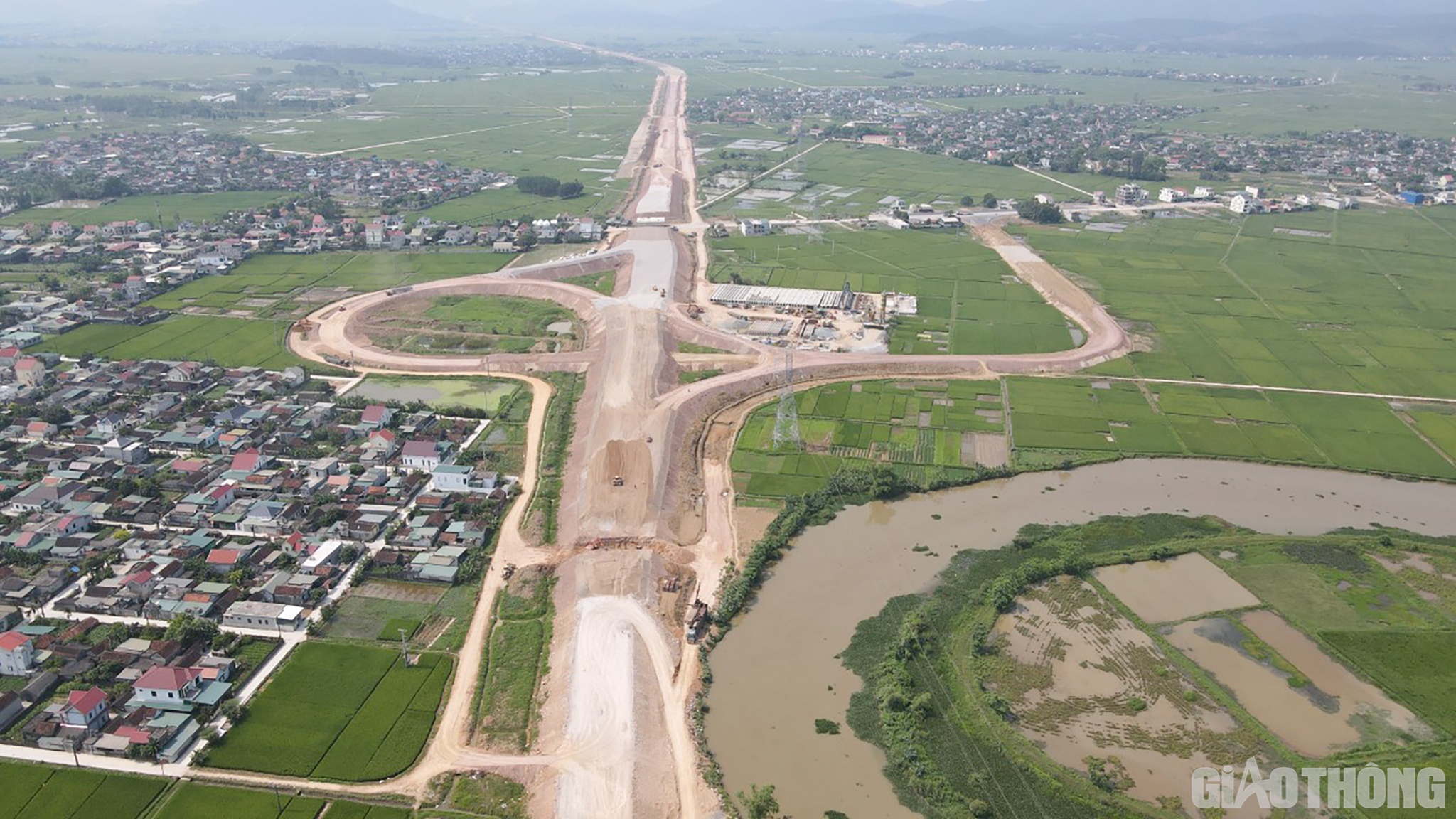 11h trưa ngày 27/4, cái nắng chói chang đầu hè ở xứ Nghệ khiến ai nấy đều ngột ngạt, khó chịu. Ấy vậy mà trên công trường thi công Dự án Cao tốc Bắc - Nam đoạn Nghi Sơn (Thanh Hoá) - Diễn Châu (Nghệ An) vẫn nhộn nhịp.