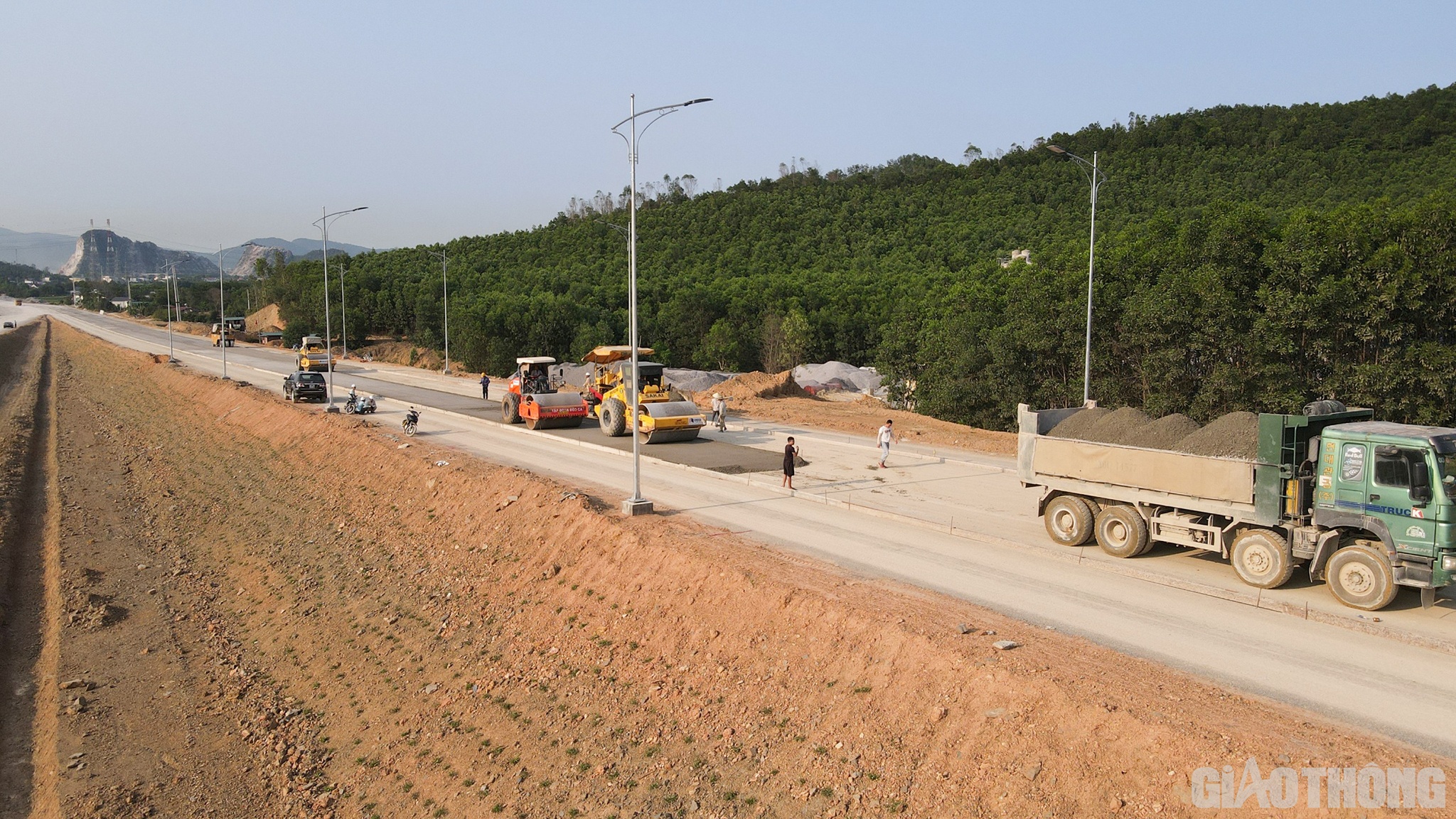 Trong khi đó, tại các gói thầu XL01, XL02, XL03, không khí thi đua lao động cũng nhộn nhịp không kém.