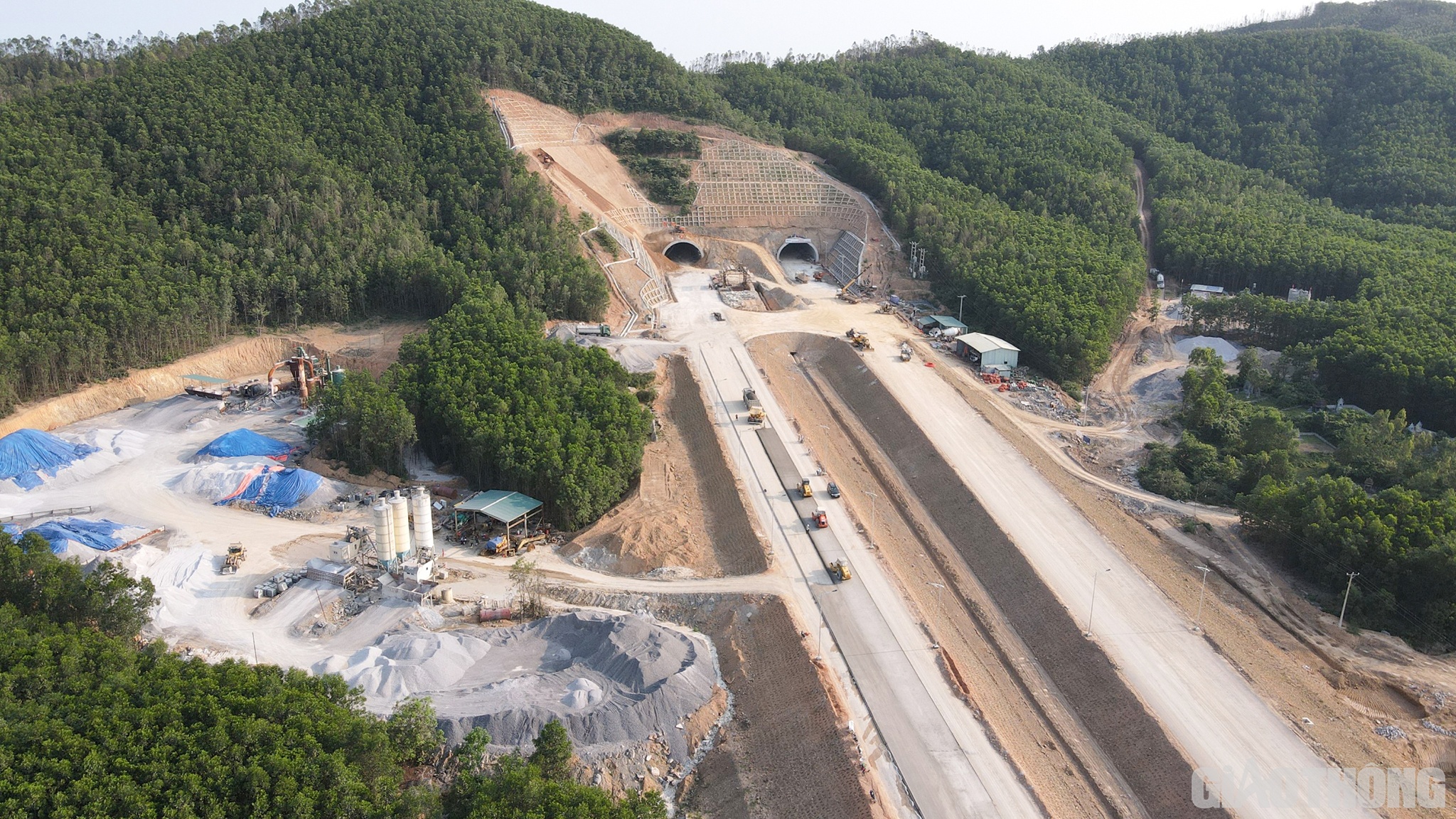 Theo thống kê, đến cuối tháng 4/2023, tại gói thầu XL01, các nhà thầu đã thực hiện được 898/1.077,365 tỷ đồng, vượt kế hoạch 3,51%.