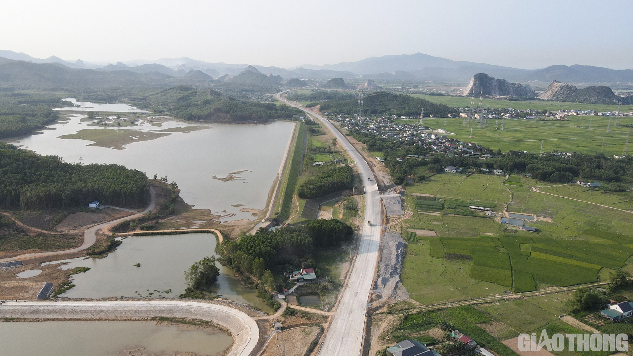 Ông Phạm Văn Minh, Phó Giám đốc Ban QLDA 6 cho biết: Thực hiện chỉ đạo của Bộ GTVT, Cục đường bộ Việt Nam về việc tăng cường các giải pháp phục vụ tốt nhu cầu đi lại của nhân dân, bảo đảm trật tự, ATGT trong dịp nghỉ Lễ Giỗ Tổ Hùng Vương, Lễ 30/4-1/5, Ban đã có Văn bản gửi các đơn vị thi công, tư vấn giám sát.
