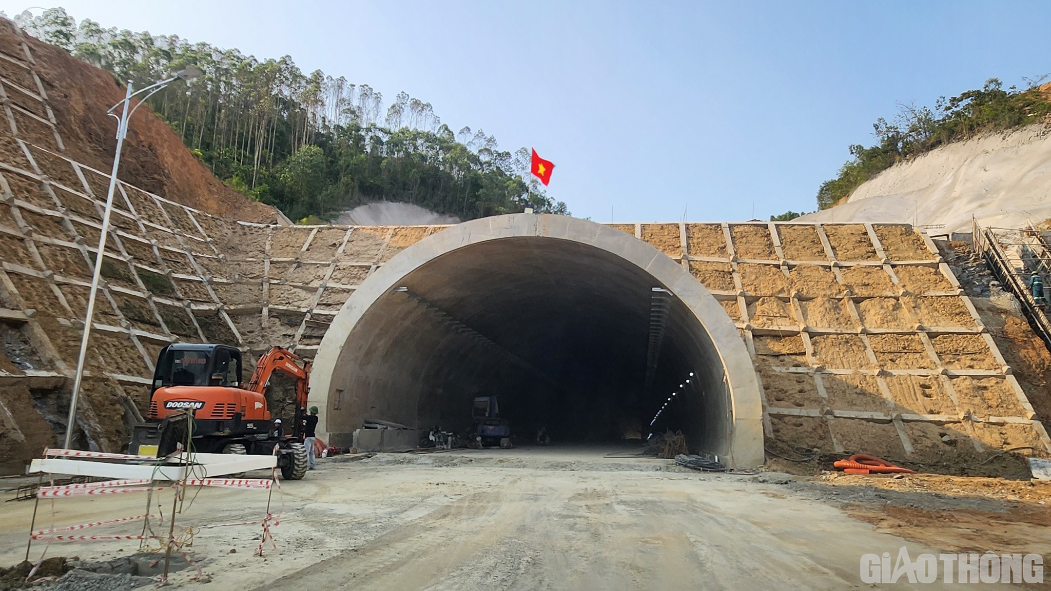 Tại hầm Trường Vinh (thuộc gói thầu XL01) hàng trăm công nhân của Công ty TNHH Tập đoàn Sơn Hải và Công ty CP Tập đoàn Đèo Cả khẩn trương hoàn thiện các hạng mục phụ như nhà điều hành, mái taluy dương…