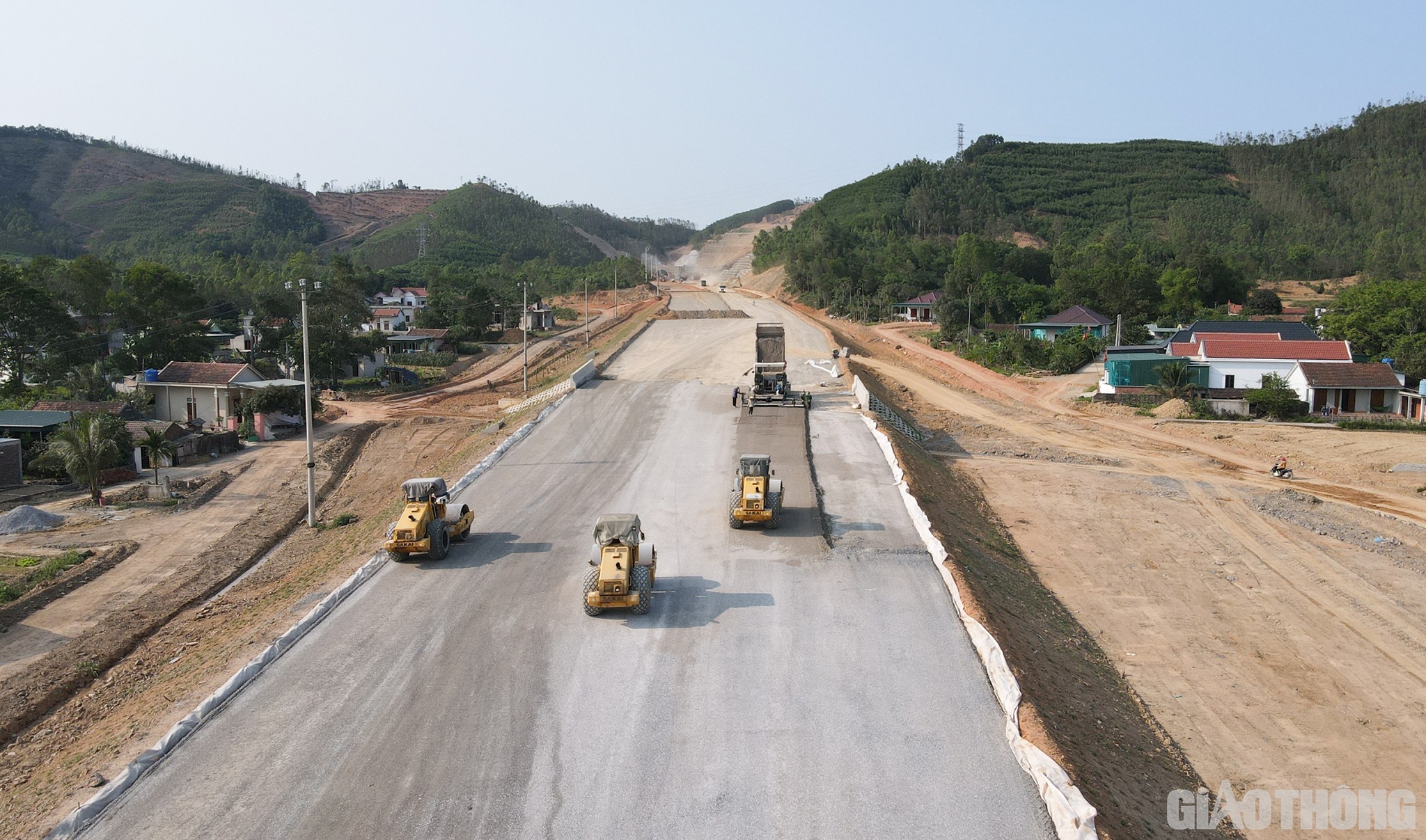 Toàn tuyến đã thi công được cấp phối đá dăm loại 1 đạt 29,0/50km; cấp phối gia cố xi măng được 17,5/50km; bê tông nhựa rỗng (lớp 1) được 6,2km; bê tông nhựa chặt C19 (lớp 2) được 5,2km. Tranh thủ thời tiết thuận lợi, các nhà thầu đang tích cực triển khai để đẩy nhanh tiến độ thi công.