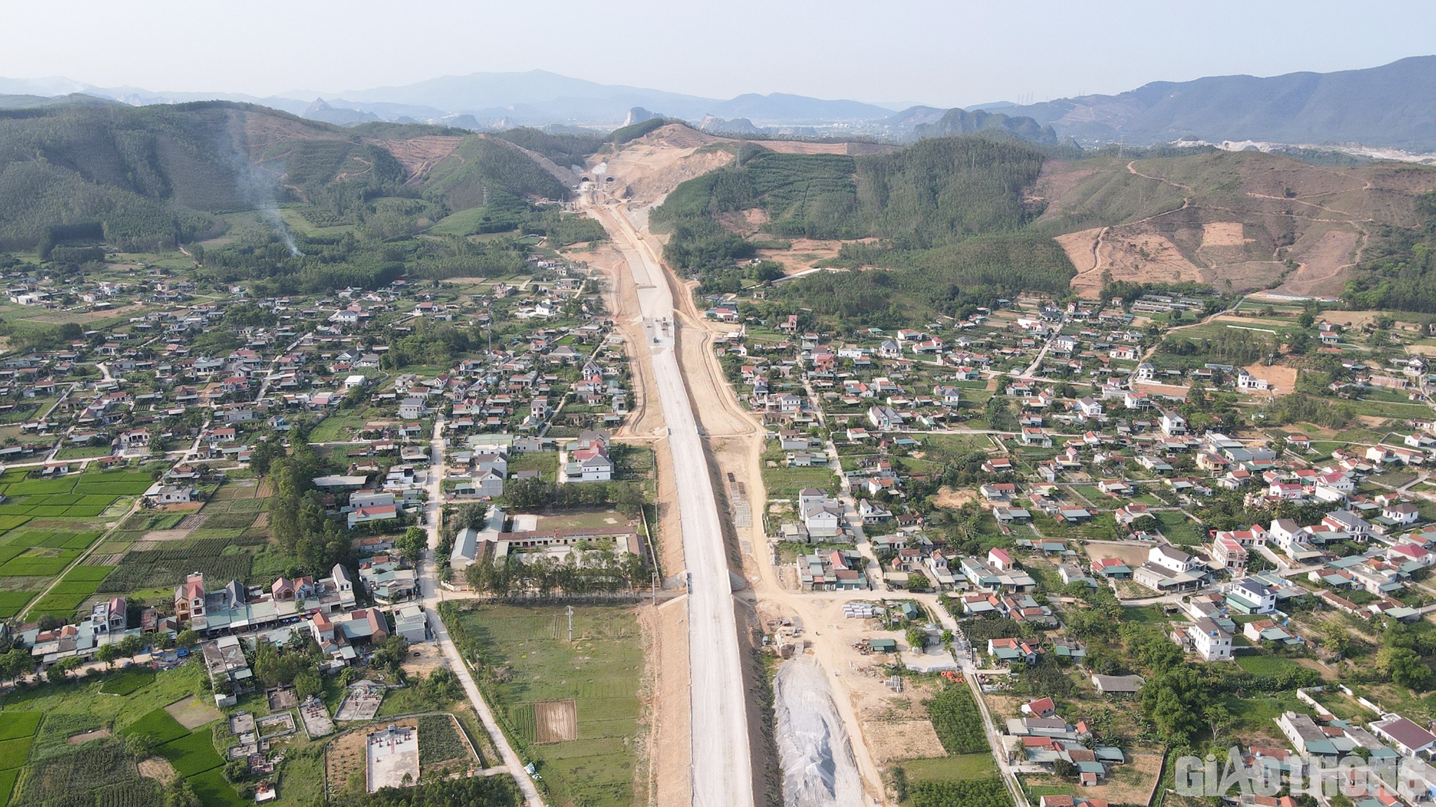 Dự án thành phần đầu tư xây dựng đoạn Nghi Sơn - Diễn Châu thuộc Dự án xây dựng một số đoạn đường bộ cao tốc trên tuyến Bắc - Nam phía đông giai đoạn 2017-2020 có tổng chiều dài 50km, đi qua địa phận 2 tỉnh Thanh Hoá và Nghệ An, tổng mức đầu tư 7.293,22 tỷ đồng. Dự án được chia làm 4 gói thầu, do Ban QLDA 6 (Bộ GTVT) quản lý, được triển khai thực hiện từ tháng 7/2021. Theo chỉ đạo của Thủ tướng Chính phủ, Bộ GTVT sẽ thông xe vào tháng 7/2023.
