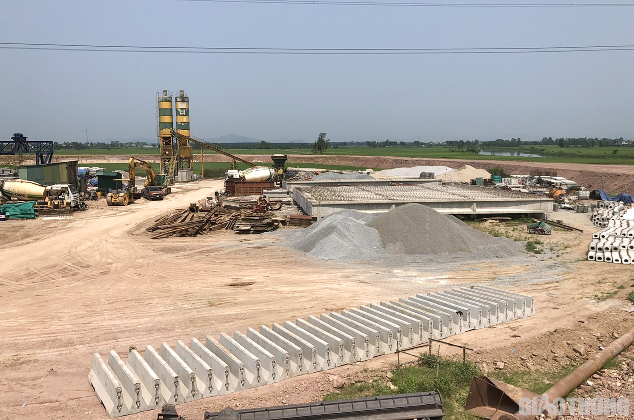 Ngoài ra, Công ty Trường Sơn cũng đã bố trí đủ 24 ngàn khối vật liệu dạng hạt (loại vật liệu để đắp sau mố cầu và mố hầm chui); cũng như tập kết được 17/24 ngàn khối đá dăm các loại. Dự kiến trong tháng 7 sẽ thông xe nút giao lên xuống QL7A và hết tháng 8/2023 sẽ thông xe toàn đoạn như chỉ đạo của Bộ GTVT.