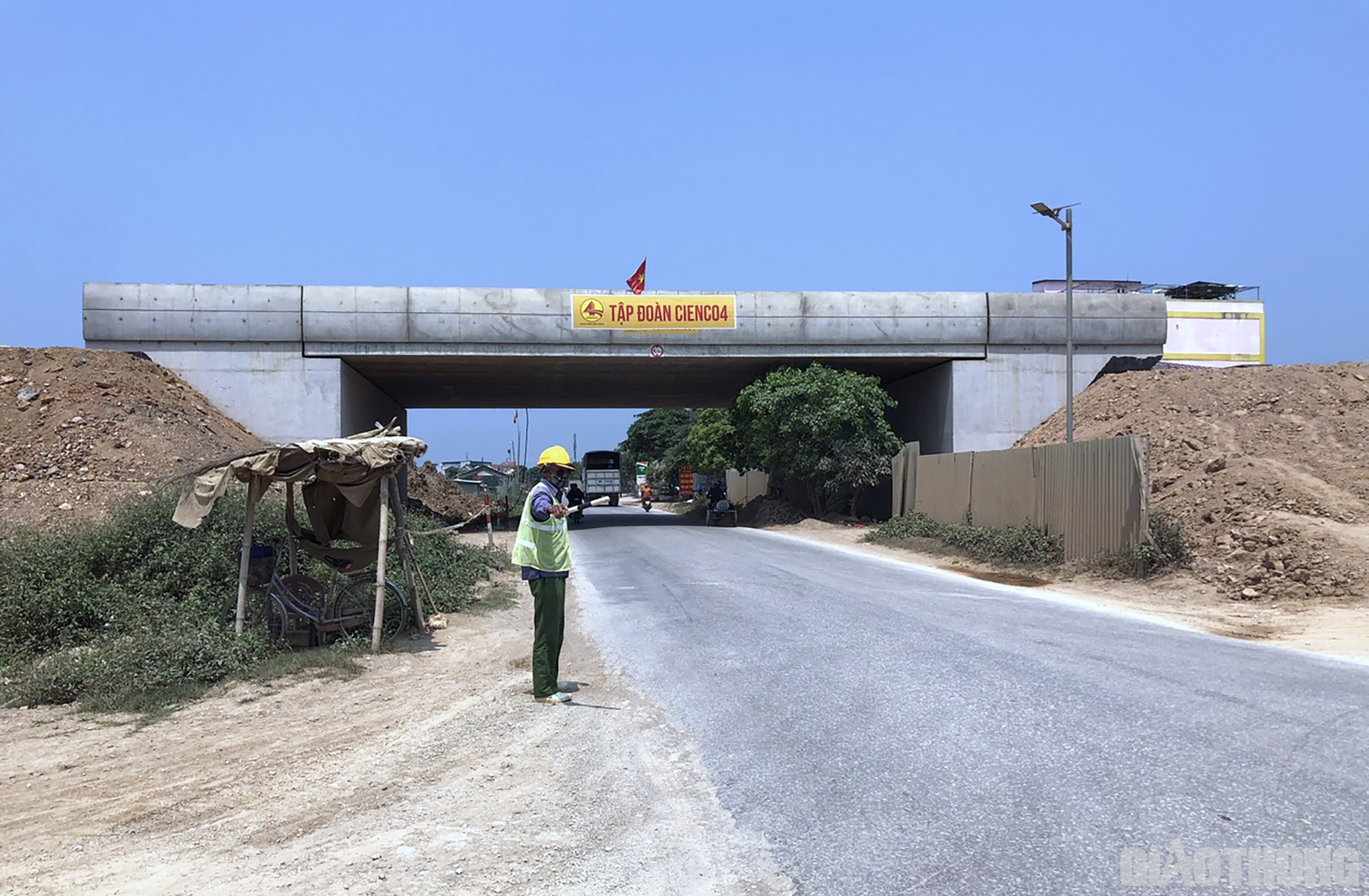 Theo ông Lưu: Tuyến Cao tốc Nghi Sơn - Diễn Châu, Cienco 4 thi công 5km đường và 3 cầu (cầu Diễn Liên, cầu Diễn Quảng và cầu Diễn Đồng). Đến nay, sản lượng thi công đạt khoảng hơn 70% giá trị. Trong dịp lễ tới, Tập đoàn vẫn bố trí 6-7 mũi thi công với hơn 100 cán bộ, kỹ sư, công nhân và hàng chục máy móc, thiết bị.