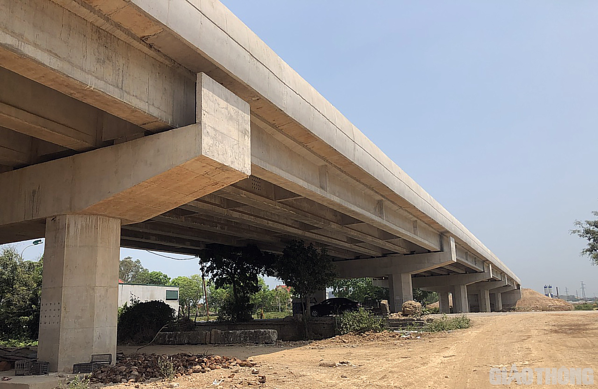 Vào ban đêm, tại các vị trí giao cắt giữa tuyến đường cao tốc đang thi công với quốc lộ, tỉnh lộ, đường huyện, đường xã… nhà thầu phải kiểm tra, rà soát, lắp đặt đầy đủ biến báo công trường có gắn phản quang, bố trí tiêu phản quang từ xa, lắp đèn tín hiệu, lắp đủ đèn chiếu sáng trên toàn phạm vi giao cắt giữa phạm vi dự án với đường đang lưu thông…