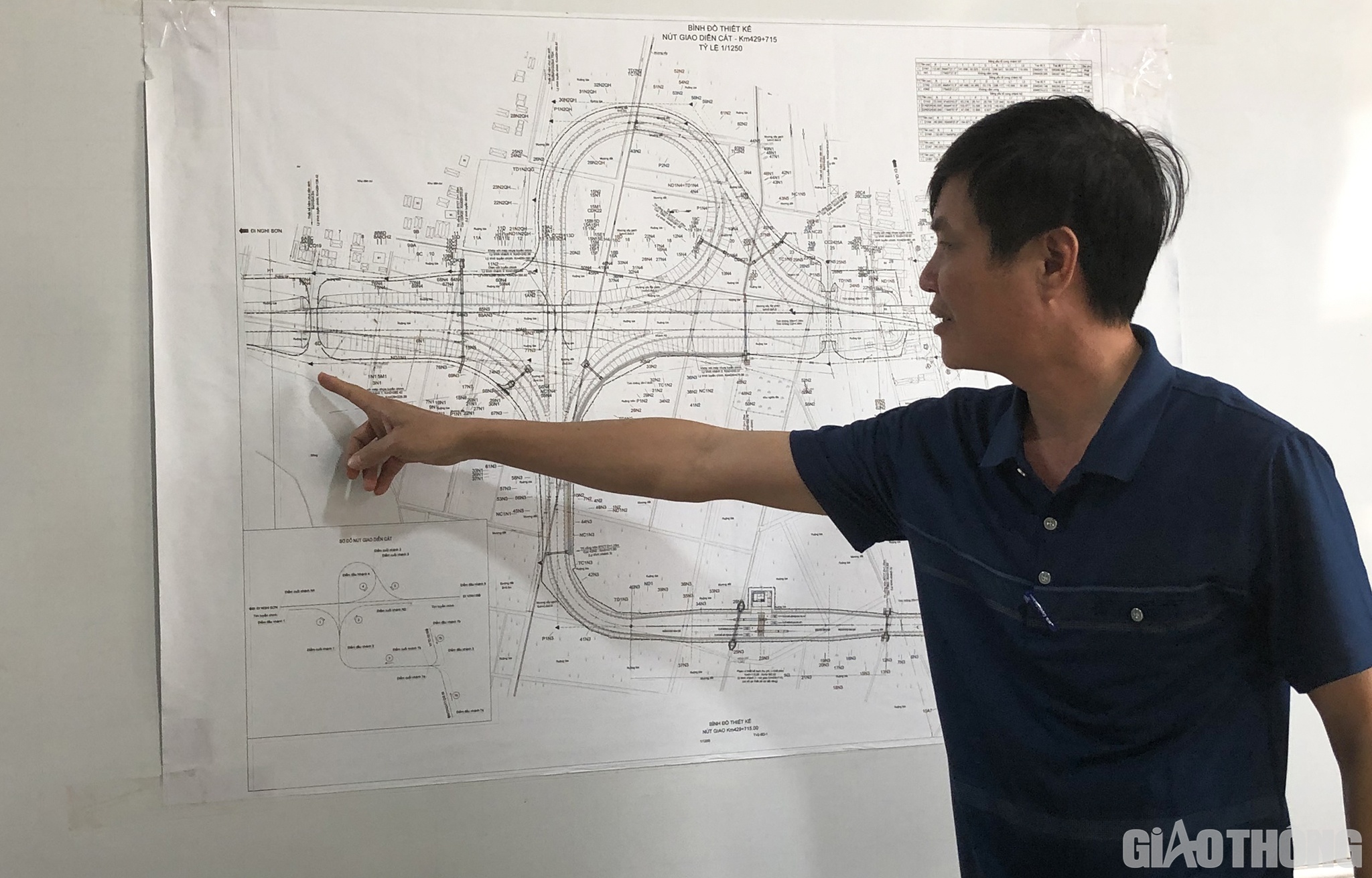“Gói thầu XL04, Trường Sơn thi công 900m, trong đó  100% là đất yếu. Theo hợp đồng, thời gian thi công là 24 tháng kể từ tháng 7/2021, nhưng do bàn giao mặt bằng chậm mất 12 tháng. Ngoài ra, thời gian gia tải phải mất khoảng 7 tháng. Tuy nhiên, đến nay tiến độ chung vẫn đảm bảo”, kỹ sư Trương Quang Long, Chỉ huy trưởng Công ty CP ĐTXD Trường Sơn thông tin.