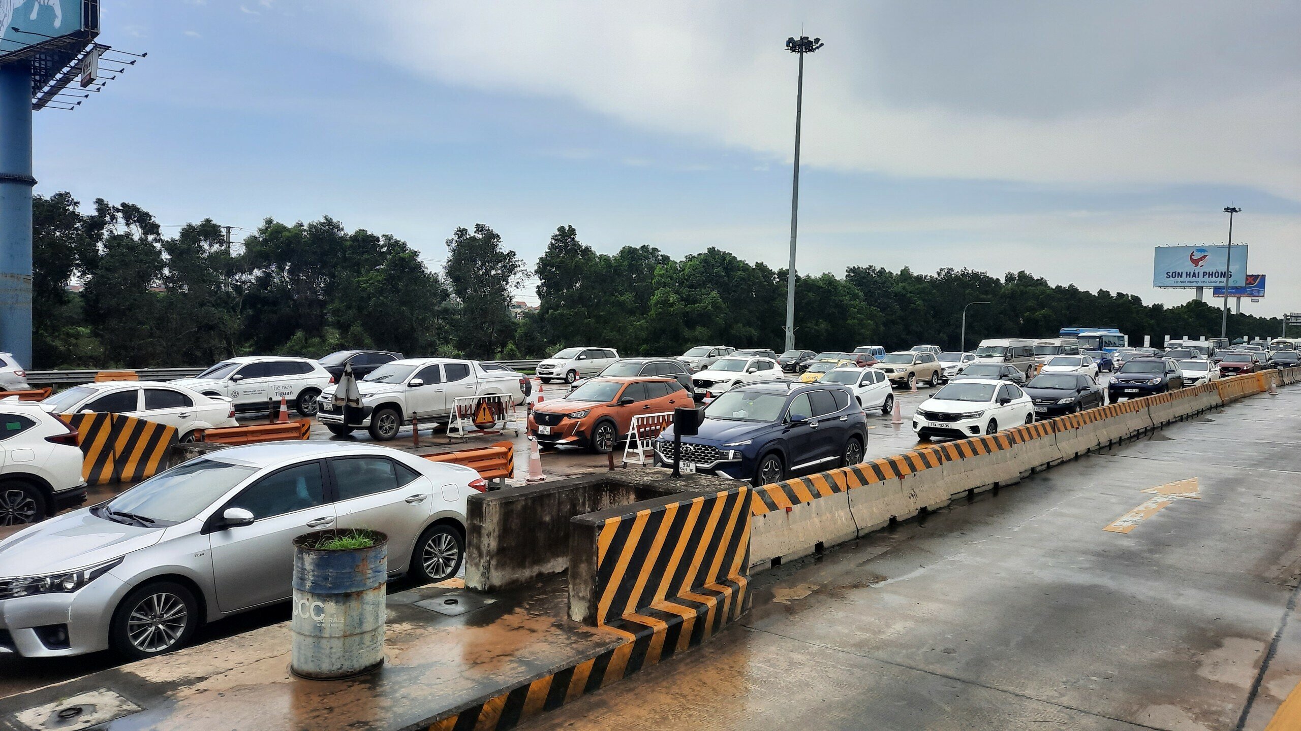 Hôm nay (29/4), ngày đầu tiên của kỳ nghỉ lễ 30/4 - 1/5, trước trạm thu phí hướng Hà Nội đi Hải Phòng của cao tốc Hà Nội - Hải Phòng ùn tắc kéo dài nhiều km