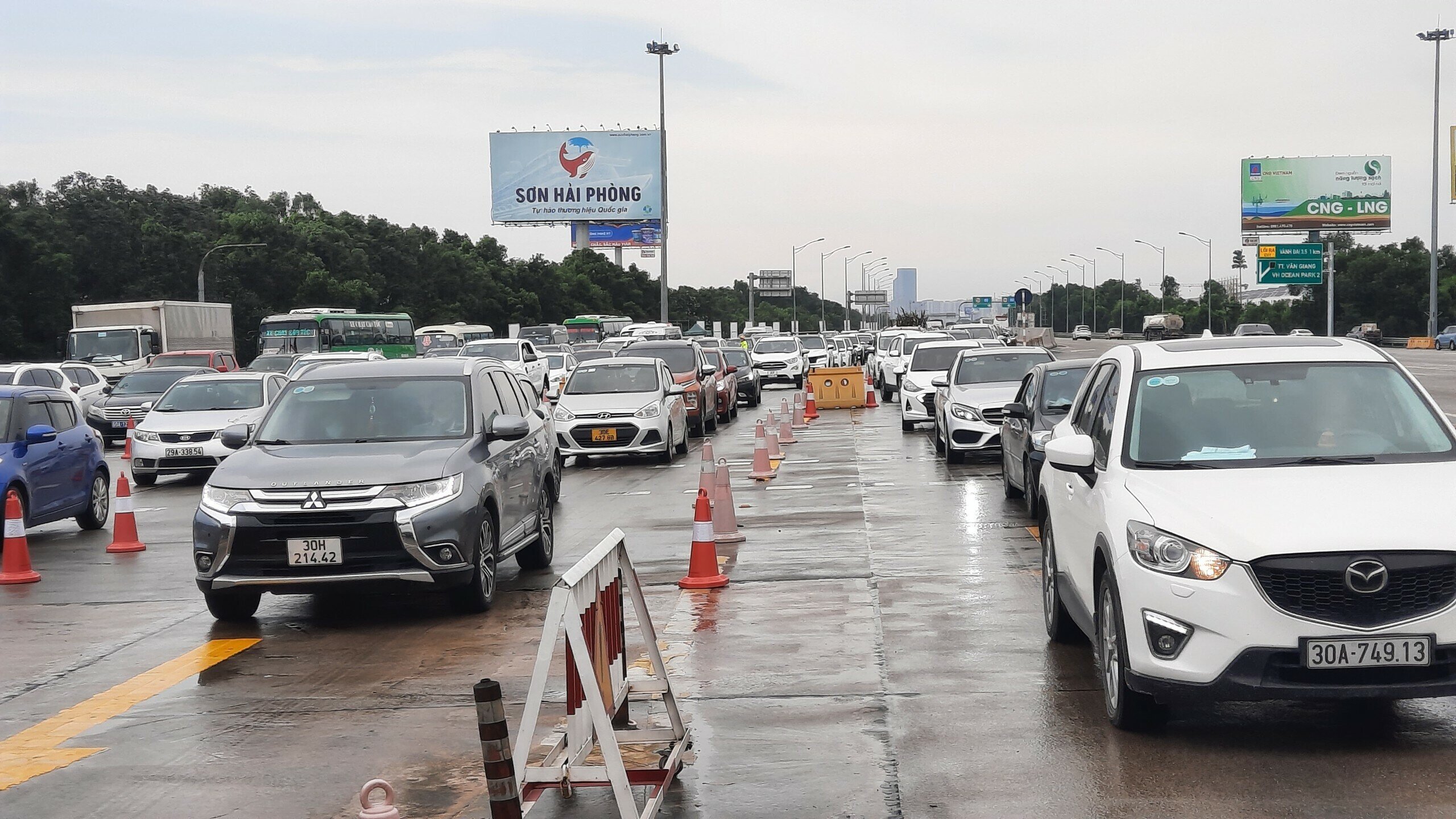 Ông Lê Văn Hùng cũng cho biết, dự báo trong ngày hôm nay, chỉ tính riêng điểm trạm thu phí (đầu Hà Nội) sẽ tiếp nhận khoảng 60 nghìn phương tiện (40 nghìn lượt vào, và 20 nghìn lượt ra)