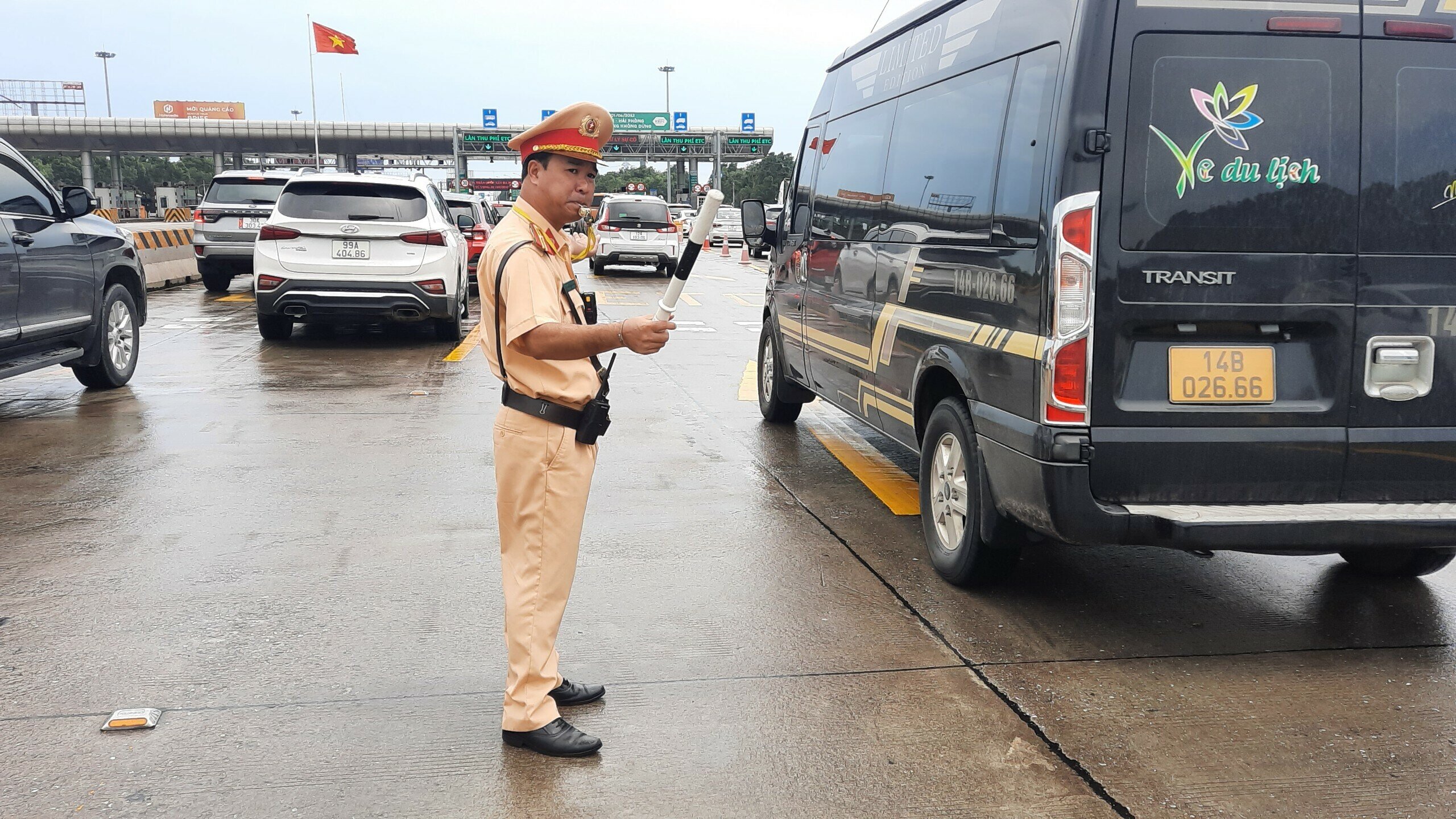 Để bảo đảm an toàn và tránh xung đột giao thông, lực lượng CSGT cũng đã có mặt trước trạm thu phí cao tốc Hà Nội - Hải Phòng để phân luồng hướng dẫn, điều tiết giao thông