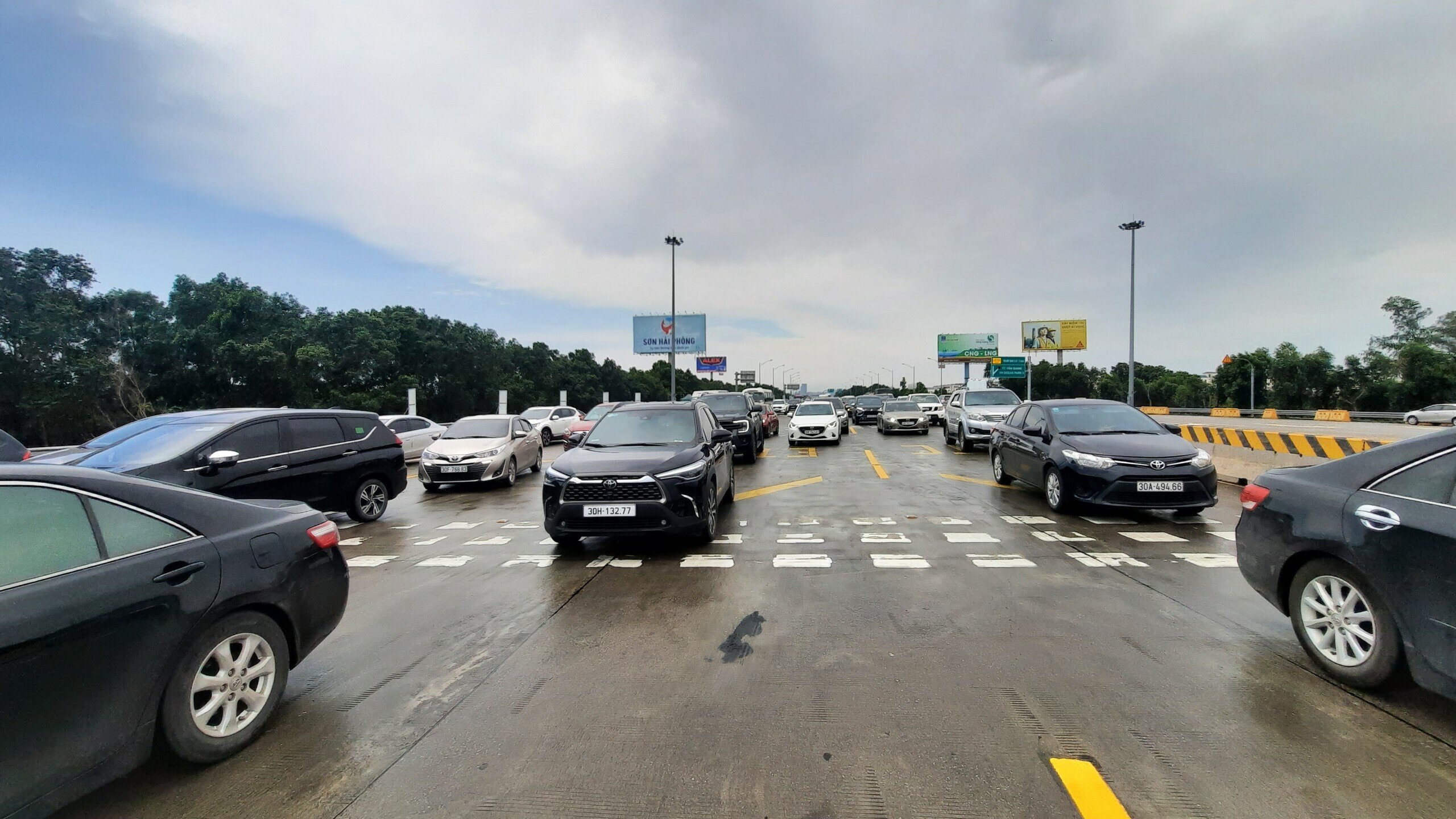 Vì lượng xe đông nên thực tế di chuyển trên cao tốc Hà Nội - Hải Phòng, nhiều đoạn các tài xế không thể đi tốc độ cao